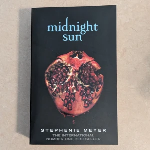Midnight Sun - Upptäck en episk och mörk twist på den klassiska Twilight-berättelsen, nu berättad ur Edwards perspektiv. Perfekt för dig som älskar romantik, spänning och odödlig kärlek! En internationell bestseller som tar dig tillbaka till en värld av starka känslor och mystik.