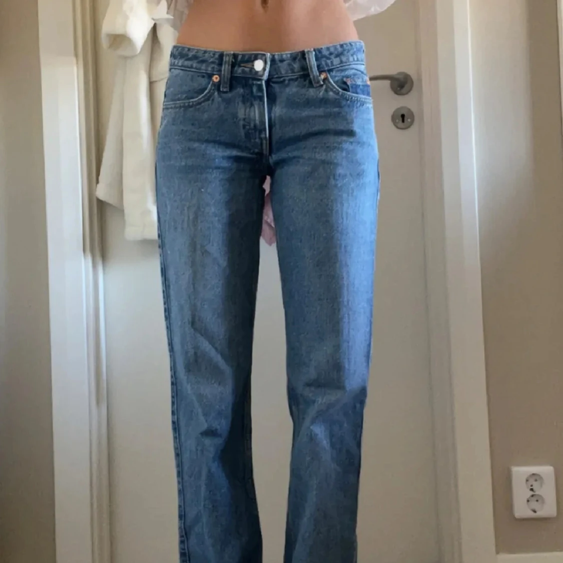 Blå jeans med låg midja