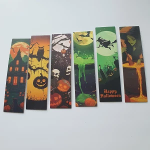 6st Happy Halloween (bokmärkeset) - Snyggt set med sex Halloween-inspirerade bokmärken! Perfekta för dig som älskar spökhus, pumpor, häxor och mystiska nätter. Gör din läsning extra magisk och visa din stil i varje bok du öppnar. Storlek: ca 15×4cm. Skick: nya/oanvända 