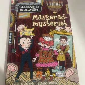 Maskerad-mysteriet - Följ med LasseMajas Detektivbyrå på ett spännande maskeradäventyr! Färgstarka illustrationer och mystiska ledtrådar gör denna bok perfekt för unga deckarfans som gillar att lösa gåtor och upptäcka hemligheter.