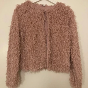 Rosa fluffig pälsjacka från Lindex - Supermysig och fluffig rosa pälsjacka från Lindex i storlek 158/164. 