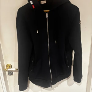 Moncler zip tröja - I storlek L men passar M