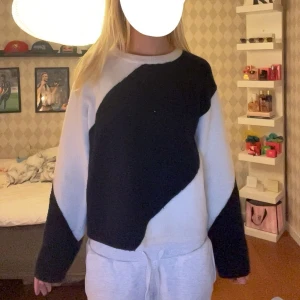 Stickad tröja - Säljer denna stickade tröja från Gina tricot som inte säljs längre, den är k storlek 170, men skulle säga att den är mellan en xs/s. 