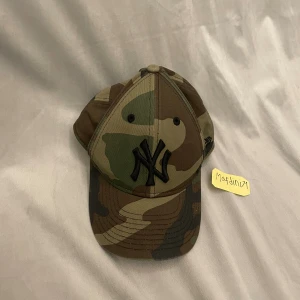 NEW ERA/NY keps  - En fin grön keps helt oandvänd är en BARNKEPS!