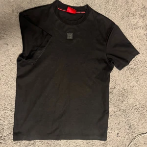 Boss t-shirt - En av boss ny kollektion från somras. Jätte jättefin T-shirt. Jättebra tjockt material. Är i storlek XS men passar i S. Jag är 180 så den passar perfekt i S