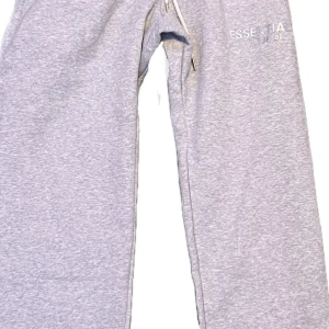 Mjukisbyxor - Mjukisbyxor i färgen grå, på svarta rektangeln står det Fear of God, man ser lite dåligt på bilden. Kom dm om ni har frågor eller om ni vill ha mer bilder.