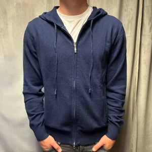 Kashmir/Merino hoodie - En stilren mörkblå Kashmir/merino hoodie i storlek M! Modellen är 177cm lång, passar lite längre! Endast testad, därför skick 10/10! Hör av dig vid frågor!🌟