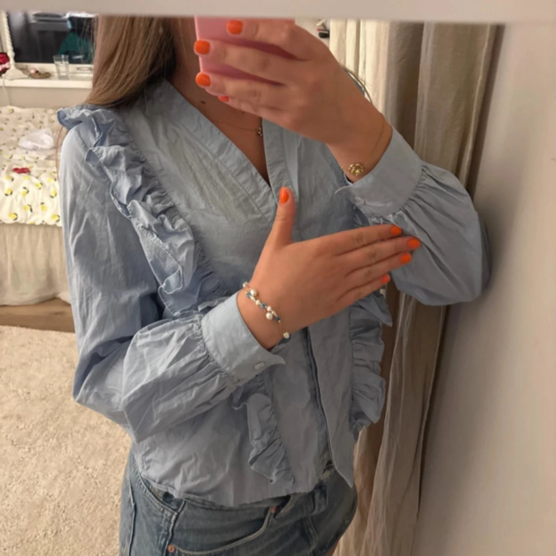 Ljusblå skjorta med volanger - 1