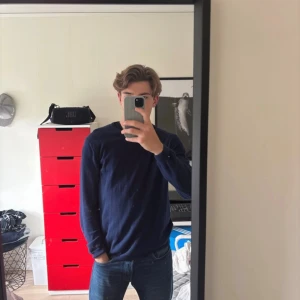 Mörkblå stickad tröja Cavalli Class - Snygg mörkblå stickad tröja från Cavalli Class. Klassisk rund halsringning och långa ärmar. Tröjan är i mjukt material och passar perfekt till jeans eller chinos. Enkel och stilren design som funkar året runt. Tröjan är en blandning av kashmir och merinoull.