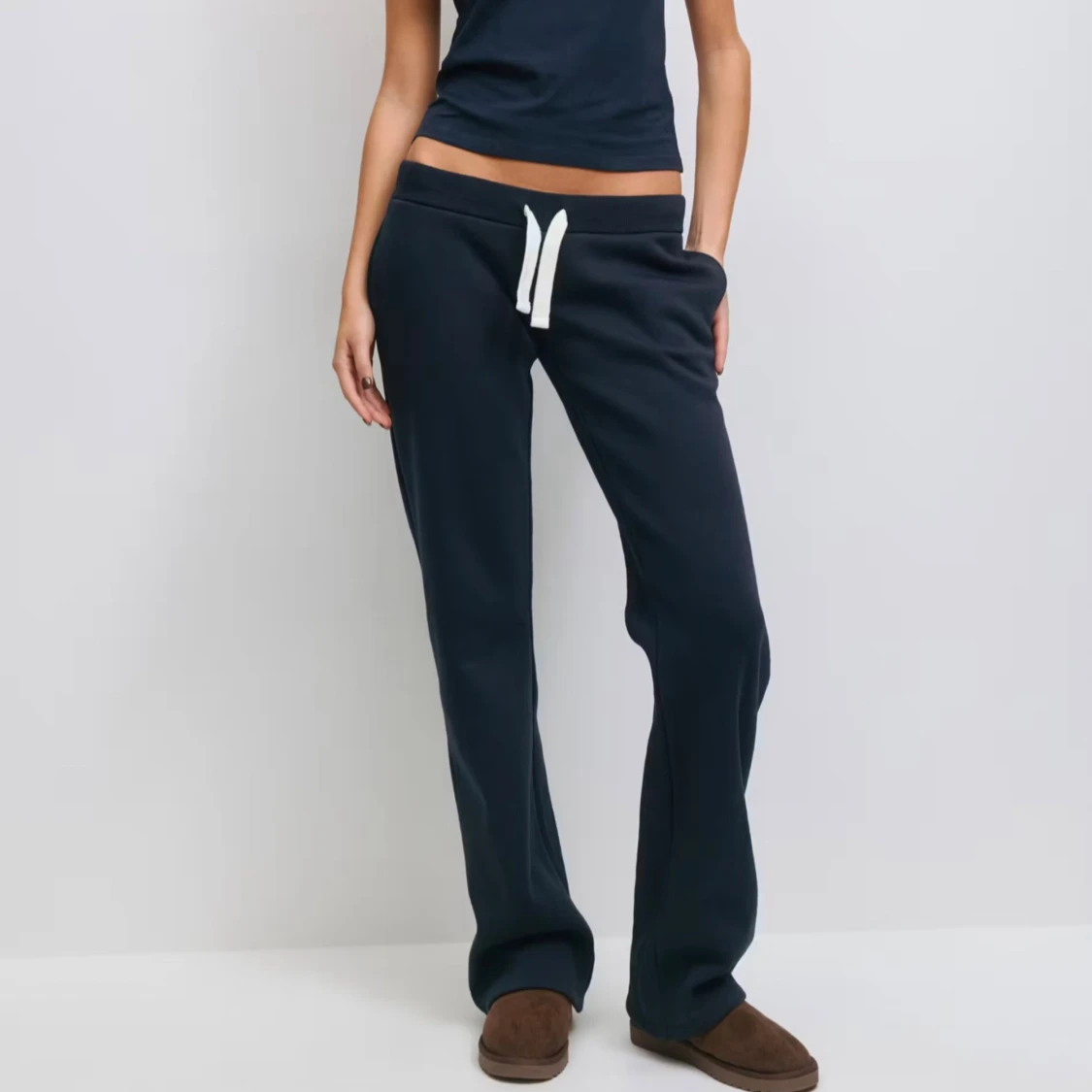 Mörkblå mjukisbyxor med snörning