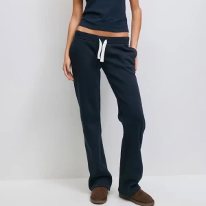 Mörkblå mjukisbyxor med snörning - X-tra low sweatpants från Gina, använda en gång 