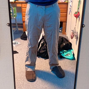 Beiga chinos med rak passform - Säljer ett par beiga chinos med normal midja och raka ben. Byxorna har klassiska sidfickor och bakfickor med knapp, samt hällor för bälte. Tillverkade i ett lätt bomullsmaterial som ger en avslappnad känsla. Perfekta för en chill och stilren look. Skriv till mig om du vill ha mått 👍hör av dig om du har funderingar 