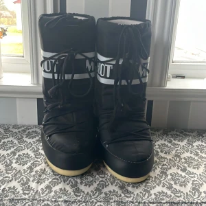 Svarta höga moon boots - Säljer mina svarta moon boots säljer pga jag inte gillar längden, bra skick om ni vill ha flera bilder kontakta💘