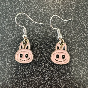 Nya örhängen med Labubu  - Nya örhängen med Labubu 