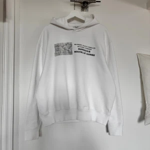 Acne Studios hoodie - Hoodie från Acne Studios collab med Dizonord, en fransk vinyl butik. Hoodien är i storlek XL men sitter i lite över midjelängd på mig som är 178cm, passformen är bara väldigt bred. Väldigt bra skick, fortfarande kritvit färg.