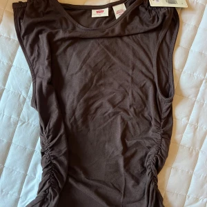 Brun ärmlös topp från Levi's XS - Brun soft touch topp från Levis! Oanvänd med kapp kvar. Nypris 319🤎