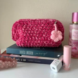 Virkad necessär (clutch bag) - Kelly - med diamanter  - Virkad necessär - Kelly -    🩷 En handgjord necessär med ihopfälld        bar ram 🩷 Virkad i ett härligt chenille garn 🩷 Denna har diamanter/kristaller 💎 🩷 Storlek M: Bred ca 17 cm - Lång ca 22        cm  🩷 Virkad av mig @virkningbynadja  (Kolla min profil för fler färger)   Kolla gärna in min Instagram för mer, @virkningbynadja ✨
