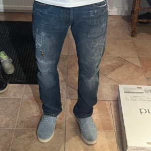 Ralph Lauren Jeans - Säljer dessa sjukt snygga och väldigt unika jeans från Polo Ralph Lauren. Jeansen har ett fint skick utan några defekter. Jeansen har väldigt fin blå tvätt och väldigt många snygga detaljer, passar perfekt för dig som vill sticka ut från alla andra. Storlek 31/30. Hör av er vid funderingar, pris kan diskuteras vid snabb affär.