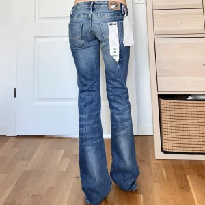 Vintage lågmidjade bootcut jeans  - Nya med lappar jättefina unika jeans, strl XS // midja 34cm tvärsöver, innerbenslängd 85cm💗