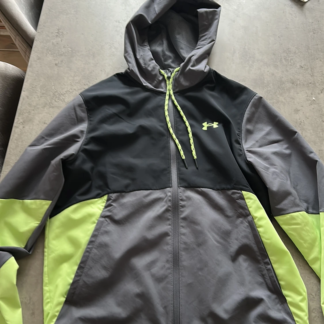 Under Armour vindjacka med huva