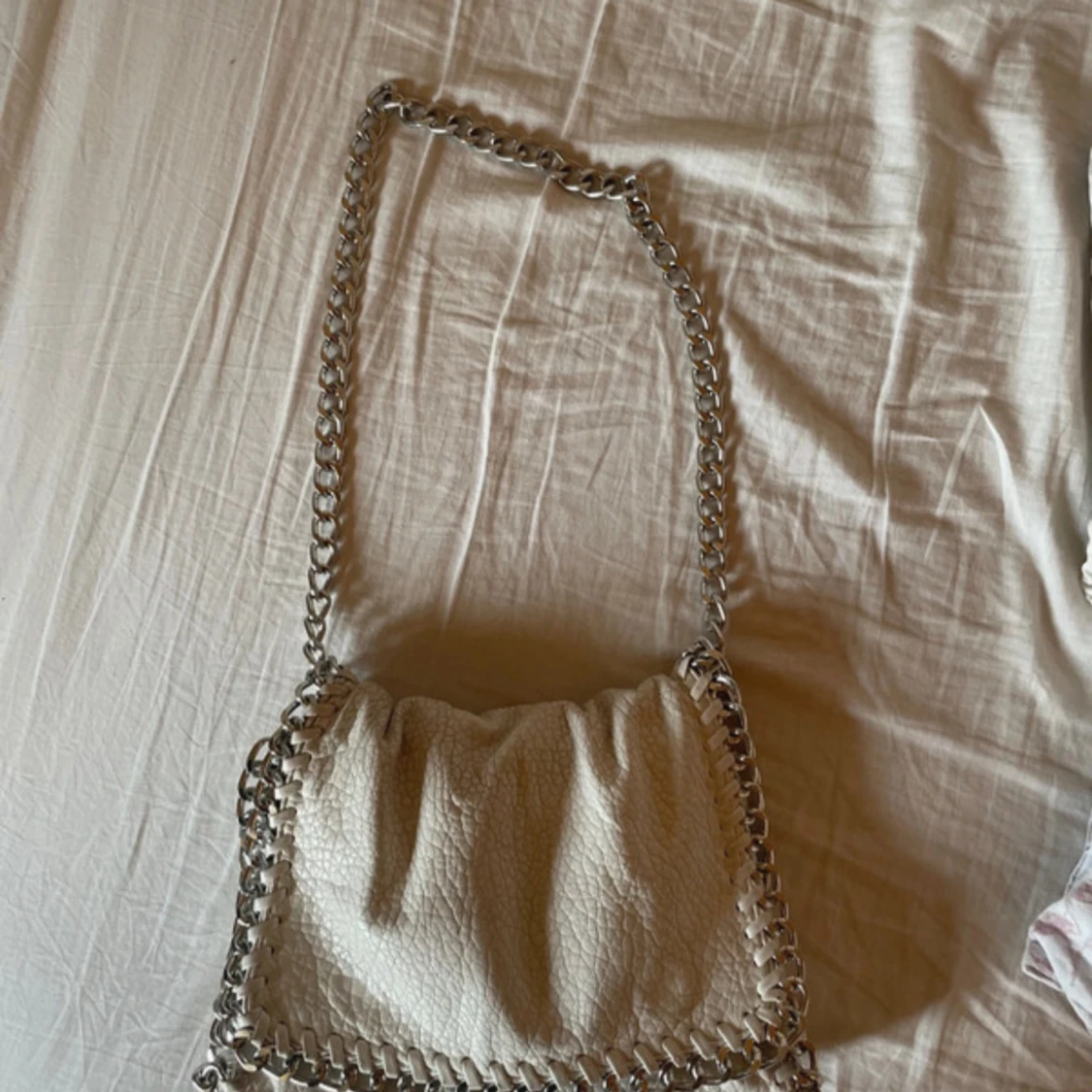 Vit axelväska med kedjedetaljer - 2