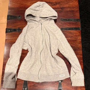 Grå hoodie med dragkedja - Snygg grå hoodie från lager 157 med hel dragkedja framtill och huva. 