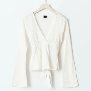 Knyt topp  - Vit långärmad blus med knyte i ryggen🌸 Denna tröjan är väldigt snygg och populär från GinaTricot. Den är i storlek L men passar definitivt en storlek M också🩷