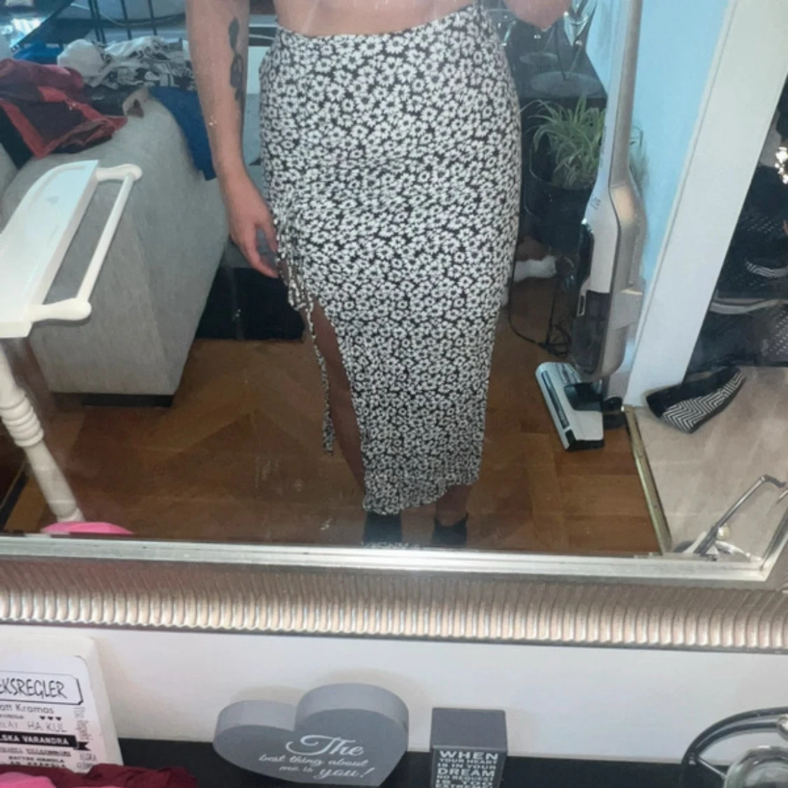 Svartvit blommig långkjol med slits - 1