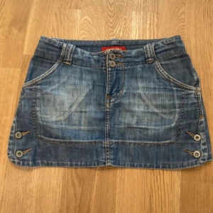  jeanskjol  - Kort jeans kjol i storlek 34. Märket är opaco! 