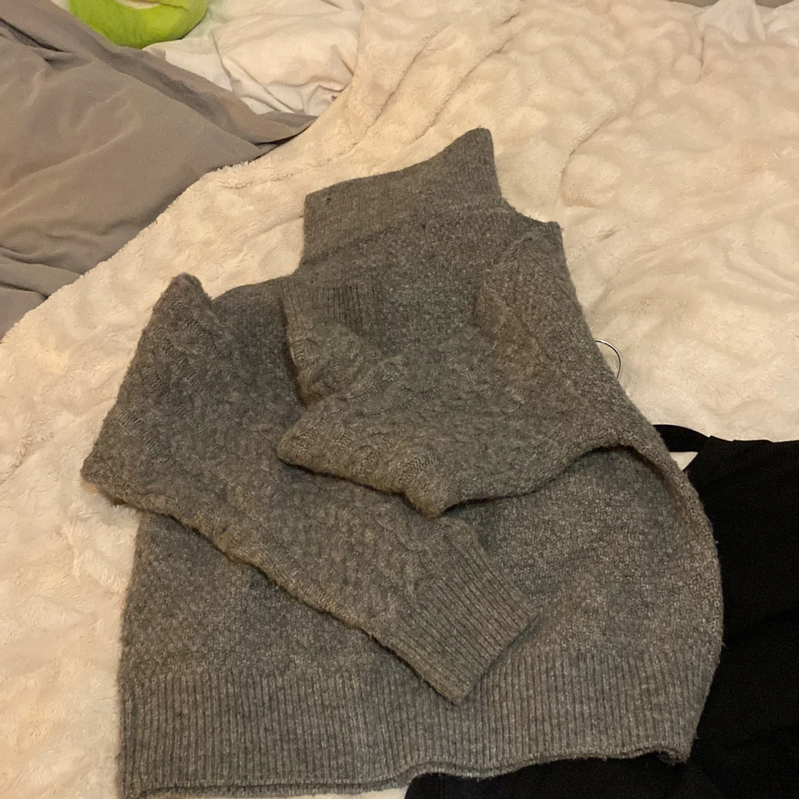 Grå stickad tröja  - 1