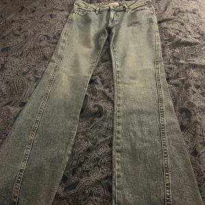 Lågmidjade jeans - Snygga ljusblåa bootcut jeans, sömmarna och passformen påminner om true religion jeansen. Använd max två gånger, säljer pga garderobrensning. Storlek 38 men 36 funkar också.❣️