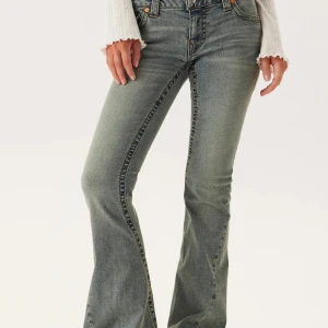 True Religion Joey Bootcut Jeans - Säljer ett par True Religion Joey jeans. Kommer inte till användning. Köptes ifrån Nelly i somras. Använt 2-3 gånger. Säljer för 700kr men pris går att diskuteras. Skick nya, syns ingen användning på dem🌟