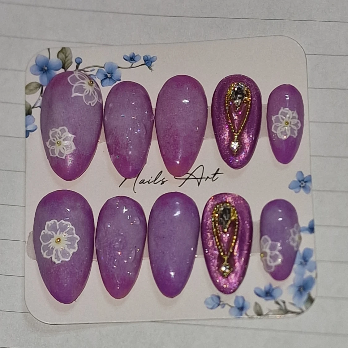 Lila konstgjorda naglar med blommor kommer med rengöring, lim & sticki pads. nagel storlek: M - 1