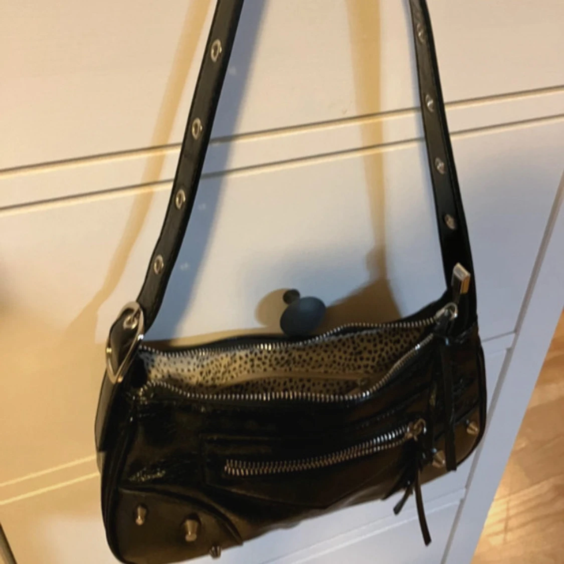 Svart axelväska med nitar - 4