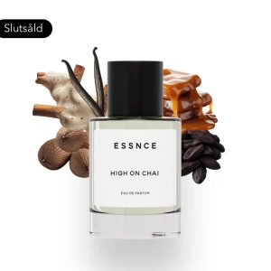 ESSNCE High On Chai parfym - Modern parfym från ESSNCE med namnet High On Chai. Använd fåtal gånger! Se 3e sliden för hur mycket parfym det är kvar. Köpte för ett tag sen men har inte kommit till så mycket andvändning då jag har andra parfymer som jag hellre väljer att använda. Priset kan diskuteras vid snabb äffar 💖