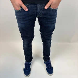 Dondup Jeans George  - Dondup Jeans George! Trendigaste jeansen på marknaden.  Skick= 9,5/10 Ny pris= 4000 kr Säljs för= 850 kr (Modellen har original slitningar från fabrik vilket är väldigt eftertraktat och populärt) 