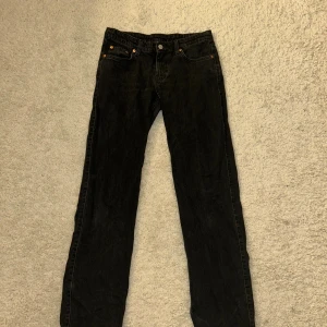 Jeans - Raka och lågmidjade svarta jeans i bra skick☺️