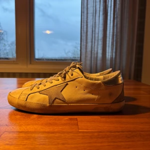 Golden Goose Herr Sneakers - Säljer mina Golden Goose Superstar till ett dunderpris. Jag väljer nu att sälja mina drömskor då jag har växt ur dem. Har behandlat dem som ett barn men de finns spår av användning på dem. För mer information eller frågor hör av dig i dm.                                                                