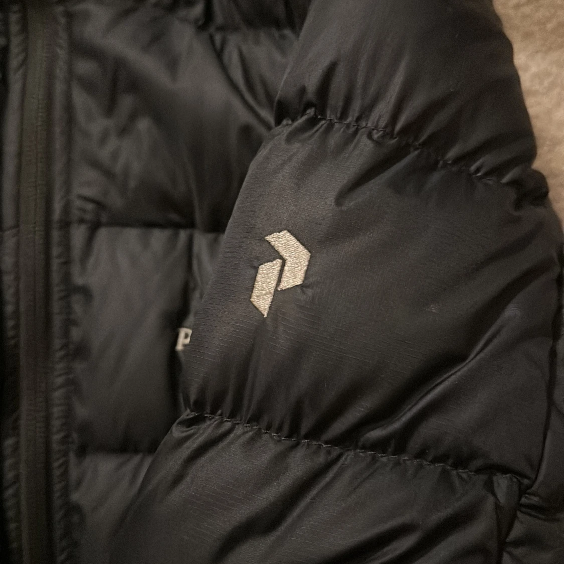 Svart Peak Performance dunjacka - 2