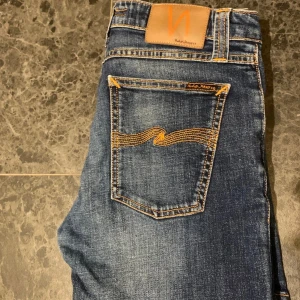 Nudie jeans - Tja! Säljer ett par feta mörkblåa Nudie jeans. Storlek W29 || L32. Hör av er vid eventuella frågor!