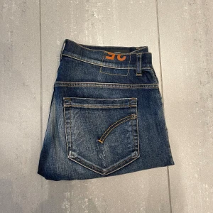 Dondup George Jeans - Säljer nu dessa Dondup George Jeans med super snygga slitningar och tvätt i designen, skriv för fler bilde/frågor🙌🏼