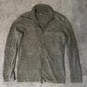 Fullzip Oscar Jacobsson - Tja säljer nu en riktigt fin brun/grå fullzip från Oscar Jacobsson i Storlek S för endast 699kr! Pris är ej hugget i sten, hör av er i dm vid funderingar 🙌