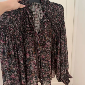 Blommig blus  - Fin blommig blus i tunntarmen luftigt matrial 