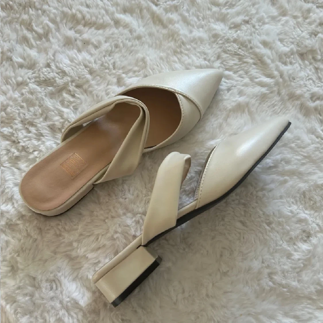 Beige slip-in skor med spetsig tå - 1