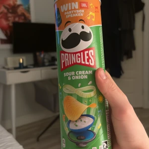 Säljer ett pringelsrör - Bilderna visar en burk Pringles Sour Cream & Onion, vilket är ett livsmedel och inte en elektronikprodukt. Ingen elektronik syns på bilderna.
