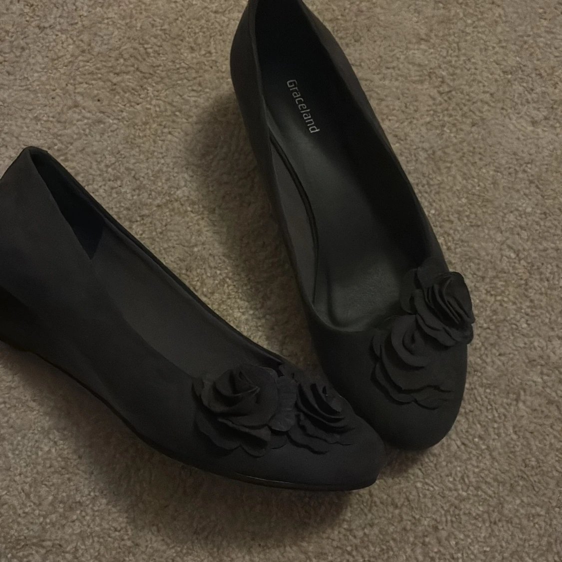 Svarta pumps med blommor Graceland - 1