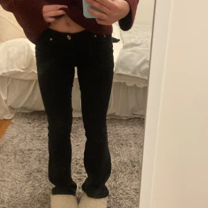 Cider jeans  - Jättesnygga svarta jeans som är midwaist men jag brukar vika ner ibland. Dom är väldigt slitna där bak vid hälarna och har blekt sig längst ner vid benet annars är det väldigt bra kvalitet, därför ganska billigt pris💗dom är waist 27 men passar mig som brukar ha 25/26