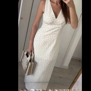 Vit långklänning med blommor mönster - Fin långklänning i linn material. Den är vit med små söta rosa/röda blommer. jag är 169 cm, och den går ner till strax över fötterna. Det är en liten tunn diskret dragkedja på sidan. Jag är M/S och den sitter bra men sitter lite för tajt och känns för liten för mig när jag drar upp dragkedjan. Bilden är från tvä sommar sen så den är ”gammal” men använd en gång typ. Orginalpriset va runt 490 kr ca. (jag TROR den är från only inte säker), Den har som en underkjol så den är inte genomskinlig 