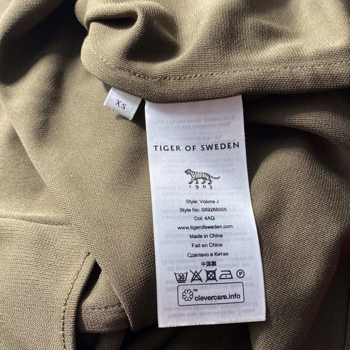 Oliv grön topp med draperad hals - 2