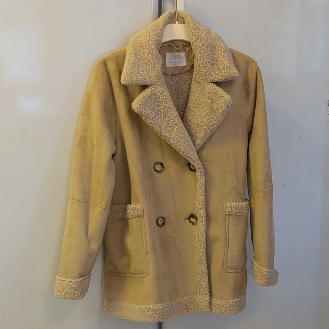 Beige teddyjacka från Zara